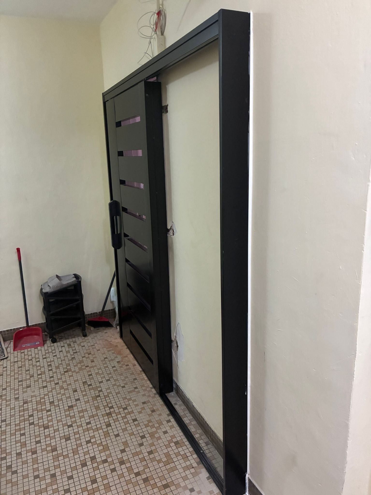 🔥 升級入戶門首選！極簡黑鋼閘，安全與美觀雙重升級