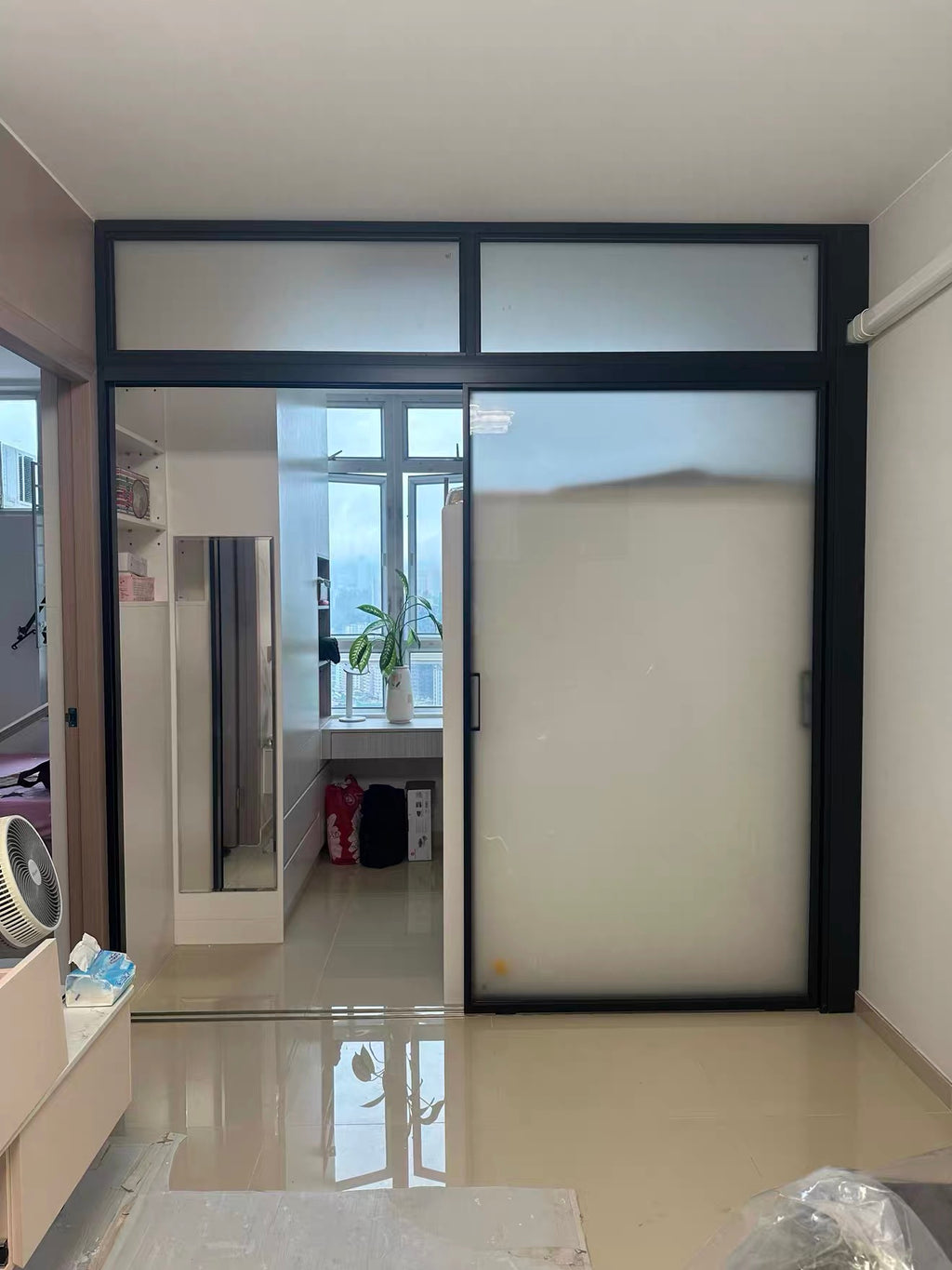 【黑框極窄趟門｜香港單位必備！通透採光+靈活間隔】