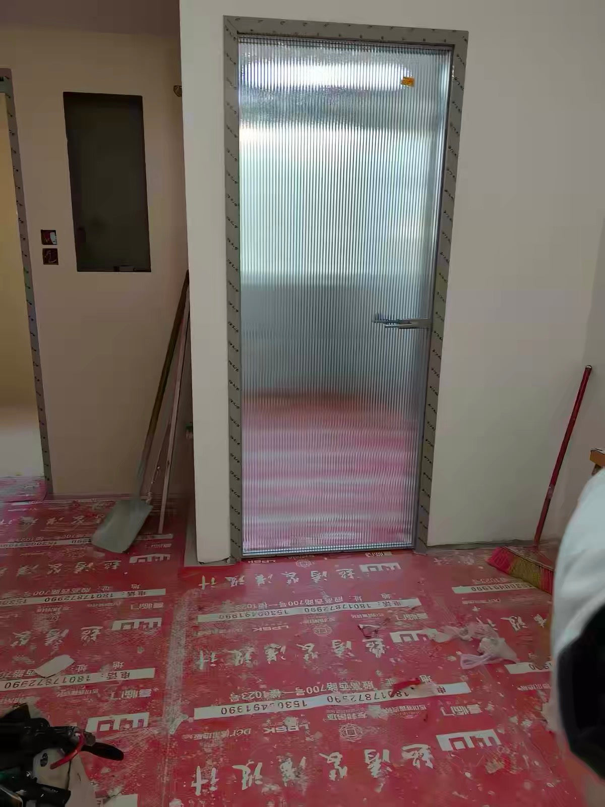 鋁合金玻璃掩門，平開門香港門市，本地師傅安裝，可定製