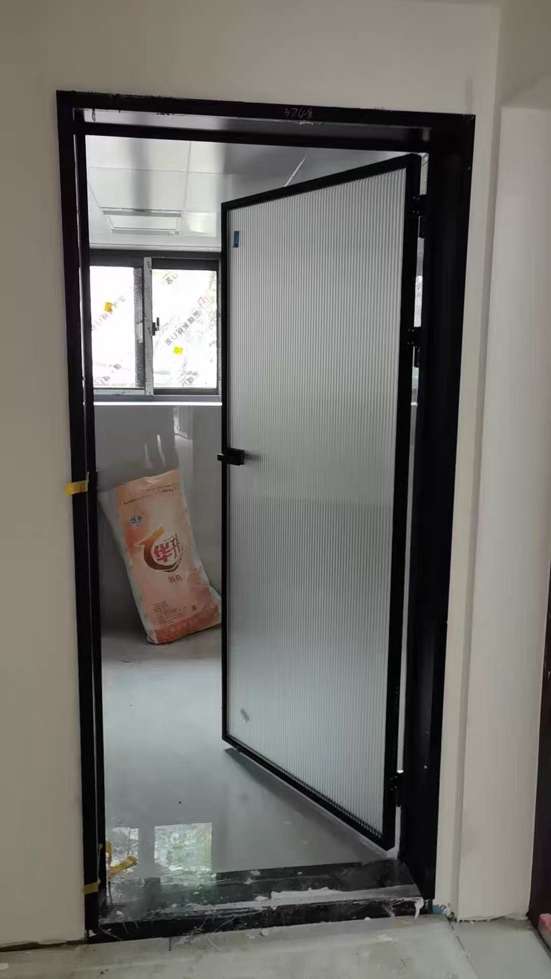 鋁合金玻璃掩門，平開門香港門市，本地師傅安裝，可定製