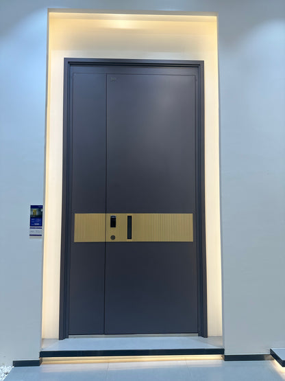 《【港宅奢選】鑄鋁雙開大門｜啞黑配金條紋 豪宅門面夠晒排場》