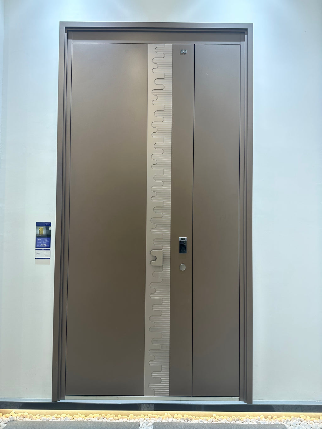 《【港宅奢選】鑄鋁雙開大門｜啞黑配金條紋 豪宅門面夠晒排場》