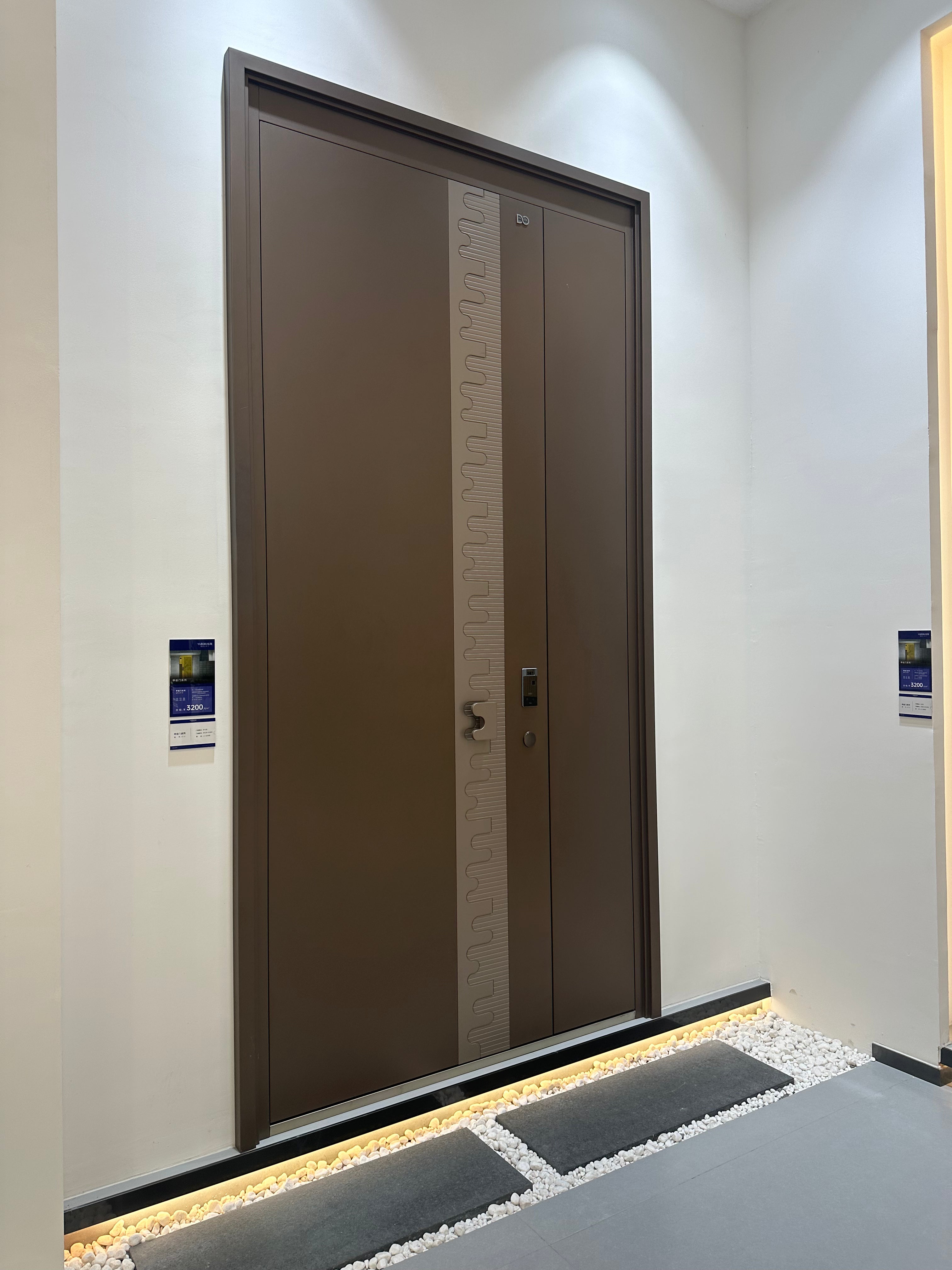 《【港宅奢選】鑄鋁雙開大門｜啞黑配金條紋 豪宅門面夠晒排場》