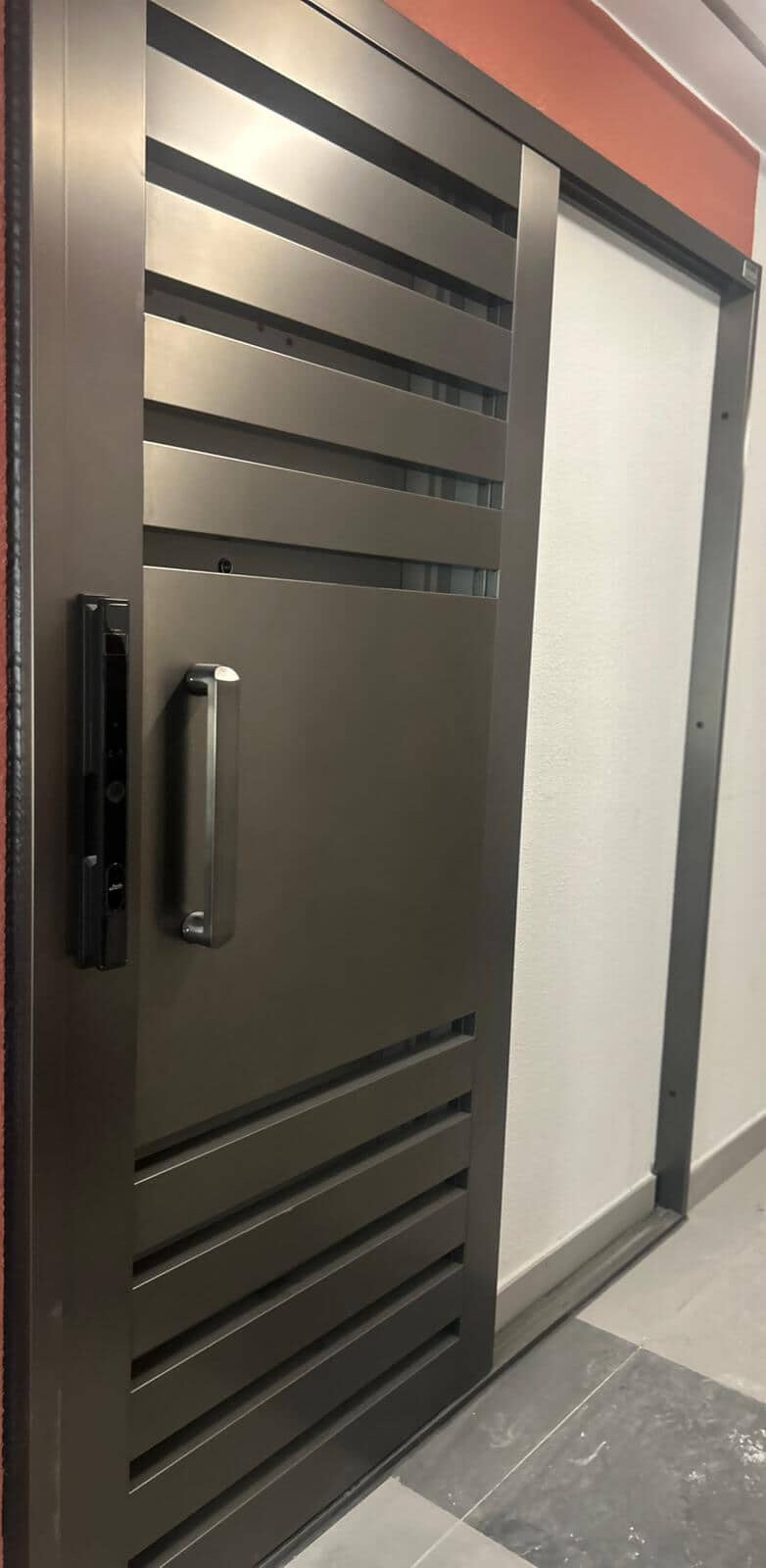 電鍍鋼閘門 可製作成單趟鋼閘、半趟鋼閘、大細趟鋼閘、3趟鋼閘、鋼掩閘