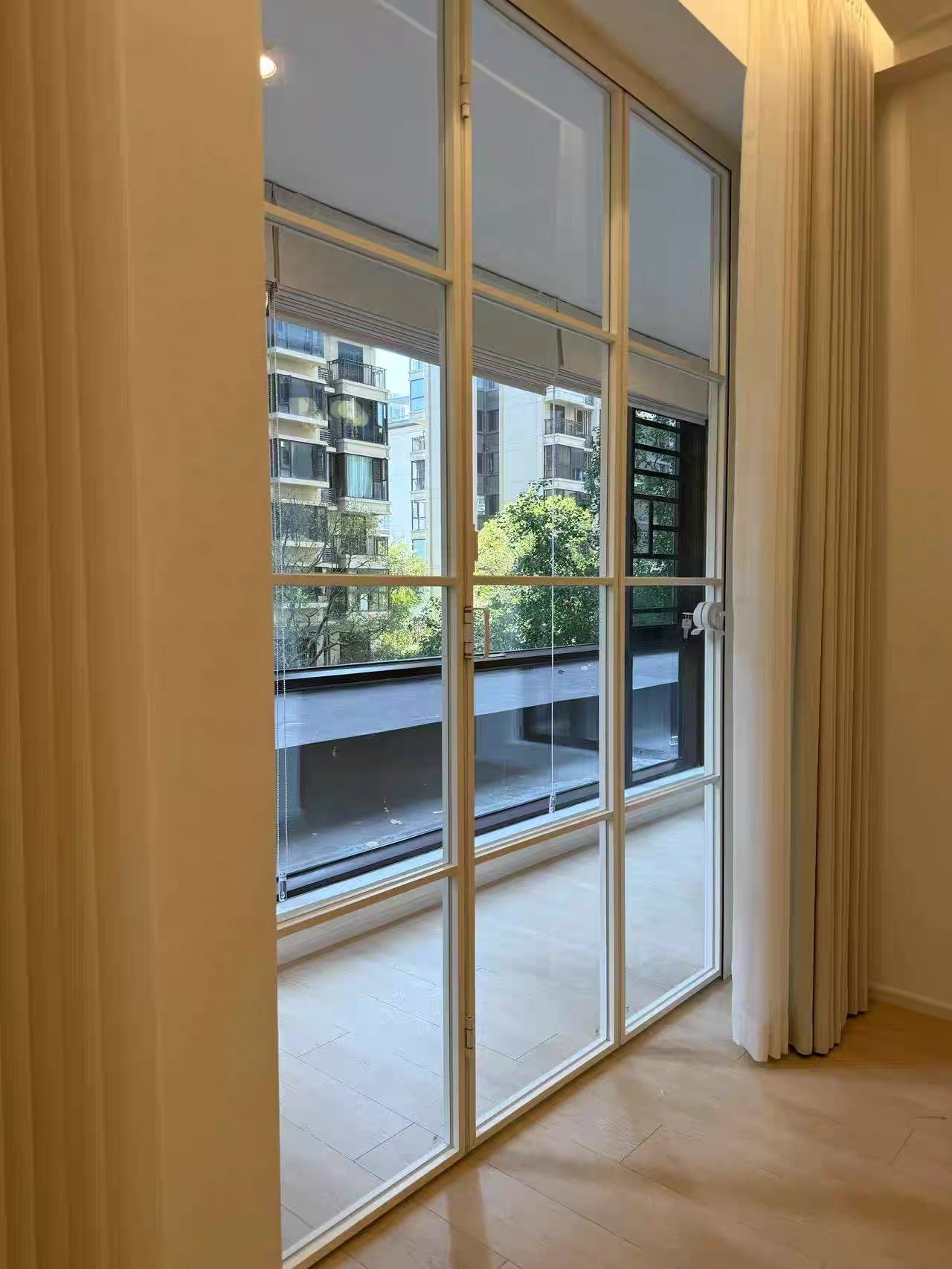 【白框極窄趟門折疊門｜香港單位必備！通透採光+靈活間隔】