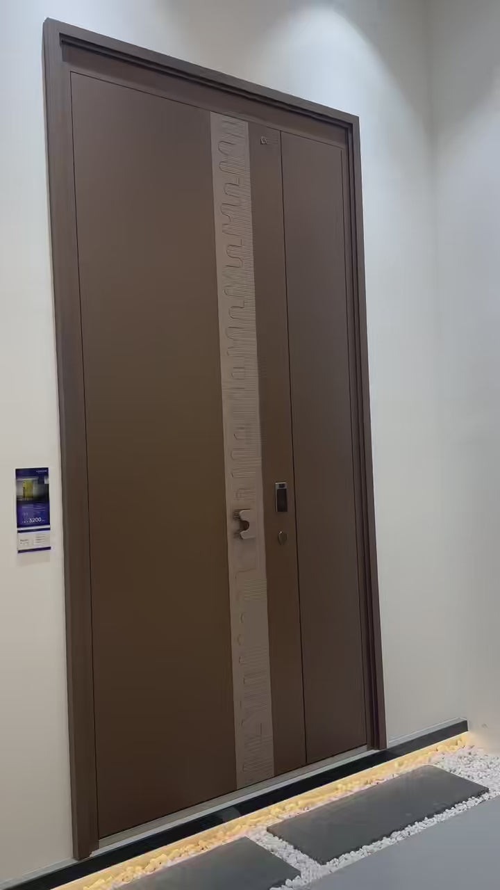 《【港宅奢選】鑄鋁雙開大門｜啞黑配金條紋 豪宅門面夠晒排場》