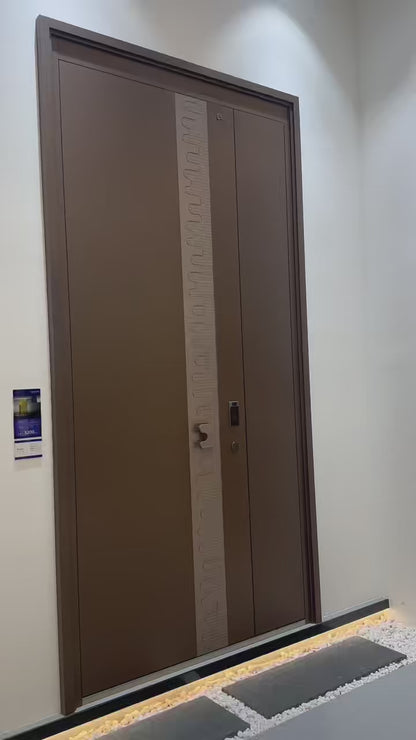 《【港宅奢選】鑄鋁雙開大門｜啞黑配金條紋 豪宅門面夠晒排場》