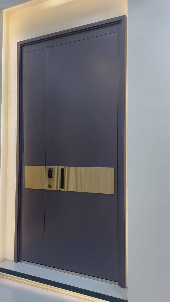 《【港宅奢選】鑄鋁雙開大門｜啞黑配金條紋 豪宅門面夠晒排場》